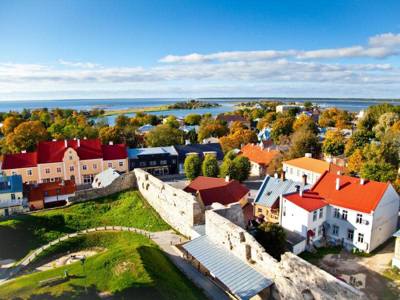 Blick von der Burg über Haapsalu - die kleine Kreisstadt im Nordwesten Estlands erstreckt sich bis ans Ufer der Ostsee. Foto: Visit Estonia