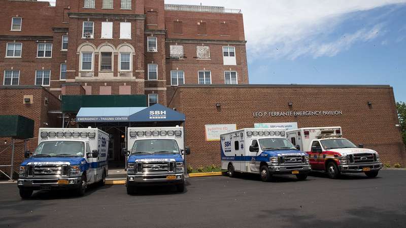 美國紐約布朗克斯（Bronx）聖巴拿巴醫院（St. Barnabas Hospital）發生烏龍事件，將同名同姓的患者認錯，甚至拔管。（AP）