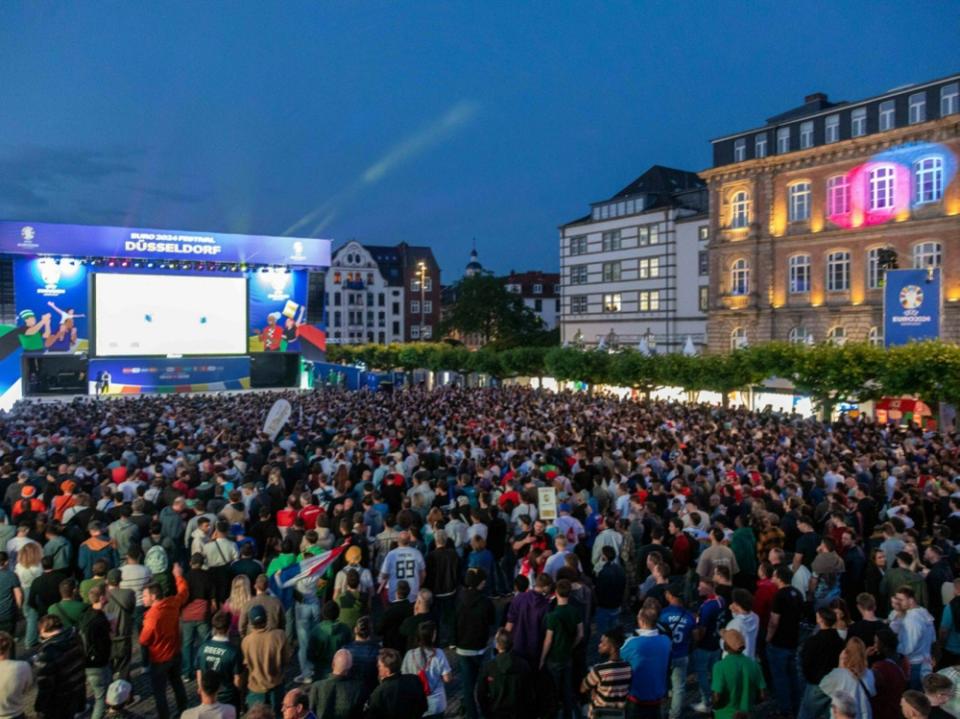 Die Fan-Zonen in Düsseldorf bleiben Dienstag geschlossen (IMAGO/BEAUTIFUL SPORTS/Kenny Beele)