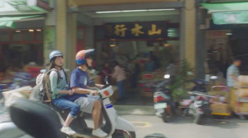 兩人騎車在台北浪漫遊，劇中背景則為大稻埕商圈。（圖／劇組提供）