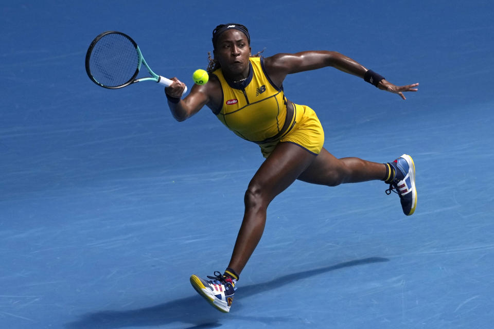 La estadounidense Coco Gauff hace una devolución a su compatriota Caroline Dolehide en la segunda ronda del Abierto de Australia, el miércoles 17 de enero de 2024 (AP Foto/Andy Wong)