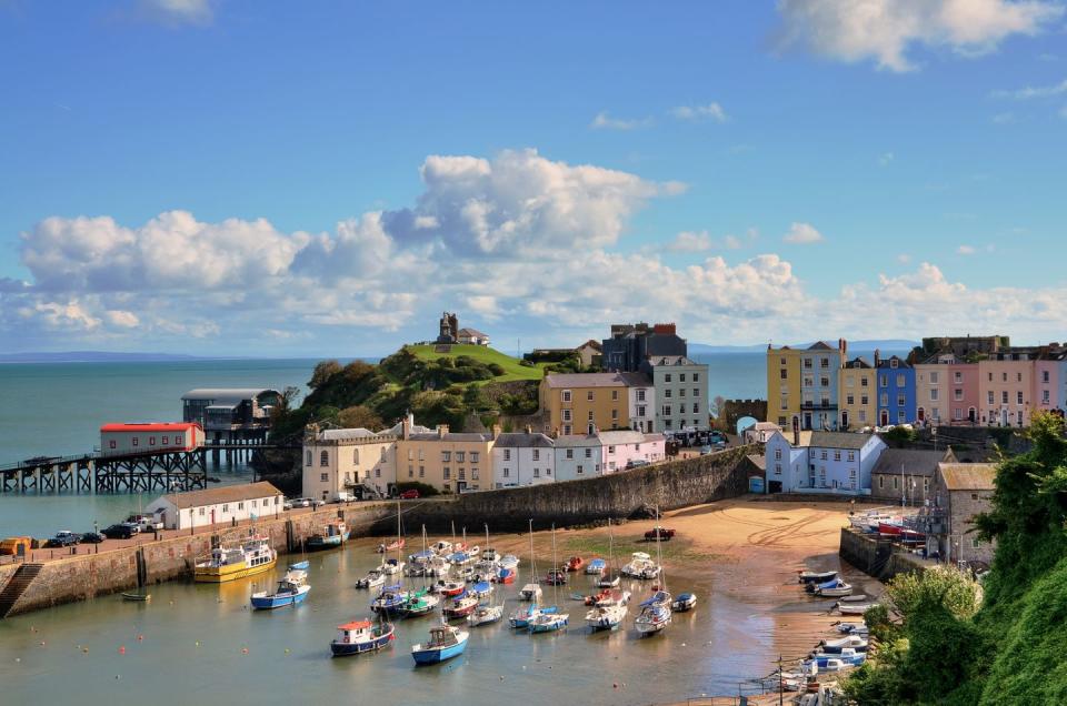 <p>One of Wales' top seaside towns, Tenby is the perfect place to spend a few weeks in the summer. It might be a popular tourist destination, but it still has plenty of charm that makes it so special. </p>