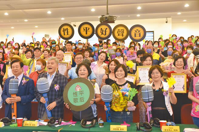 為打造性平觀念，桃園市社會局19日舉辦「性平好聲音」K歌比賽，15名參賽者在耳熟能詳的歌曲中，唱出其中的性平意識。（賴佑維攝）