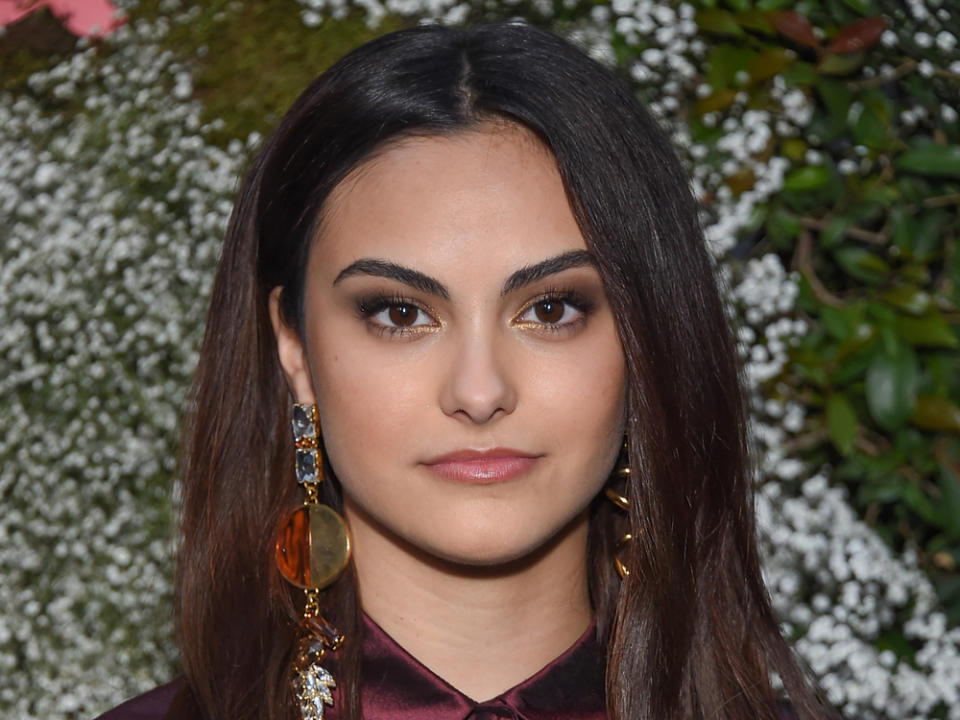 Camila Mendes vor der Pandemie auf einem Event in Hollywood (Bild: DFree/Shutterstock.com)