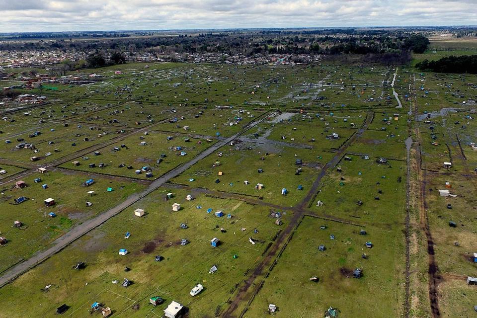 A fines de julio, se asentaron 2500 familias en Guernica, frente al barrio Numancia, y coordinaron entre sí la subdivisión de lotes