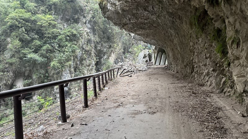 震後復建  太魯閣九曲洞等景點趕年底開放 0403花蓮地震，太魯閣國家公園災情慘重，太管處展 開復建工作，針對受損較輕、安全性相對較高的景點 步道，包括太魯閣台地、布洛灣、九曲洞步道（圖） 等處，盼能趕在年底陸續開放。 （太魯閣國家公園管理處提供） 中央社記者李先鳳傳真  113年6月11日 