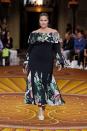 <p>Candice Huffine est devenue une habituée de la Fashion Week de New York, et on la voit ici défiler pour Christian Siriano vêtue d’une robe qui révèle ses épaules. (Photo: Getty Images) </p>