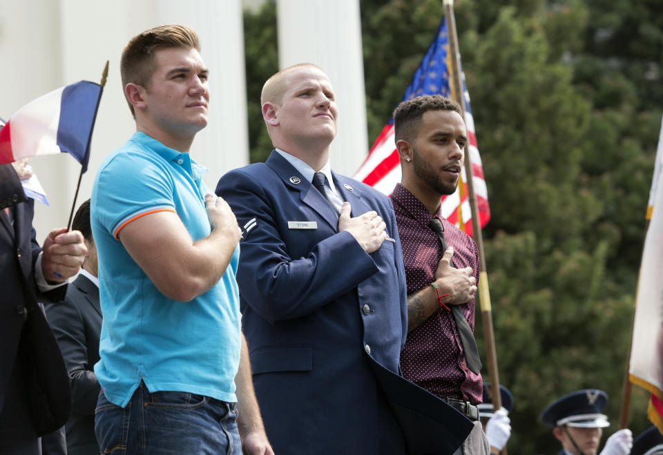 Alek Skarlatos, Spencer Stone und Anthony Sadler (v.l.) spielen sich in dem Film selbst. (Bild: AP Photo)