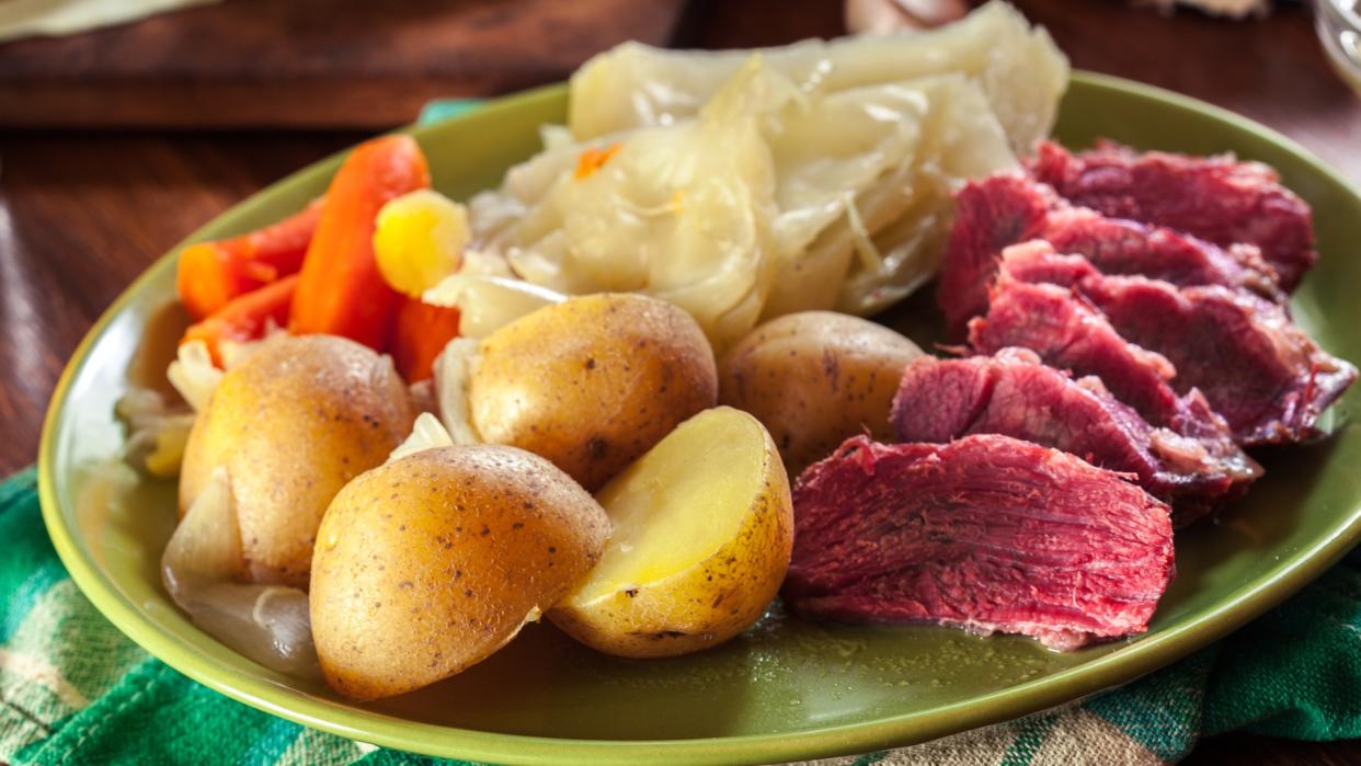 corned-beef-and-cabbage-with-potatoes-and-carrots-picture-id1129845137