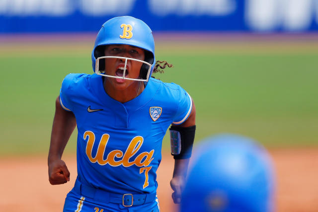 Maya Brady of the UCLA Bruins makes a catch during a game against the  News Photo - Getty Images