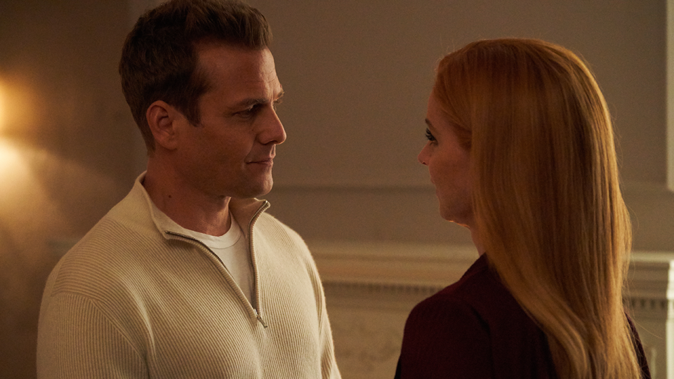 The stars of the USA legal drama talk to ET about the final season, and romance is in the air for Harvey and Donna!