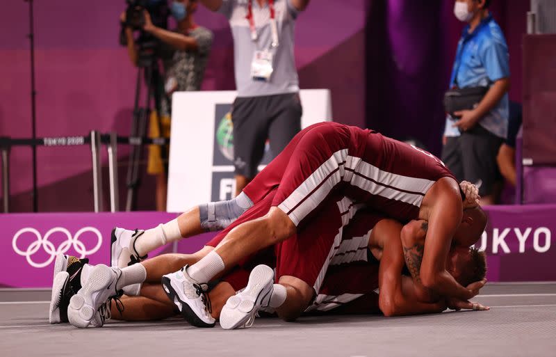 Foto del miércoles de los jugadores de Letonia celebrando el oro en la prueba de baloncesto 3x3 de los Juegos de Tokio.