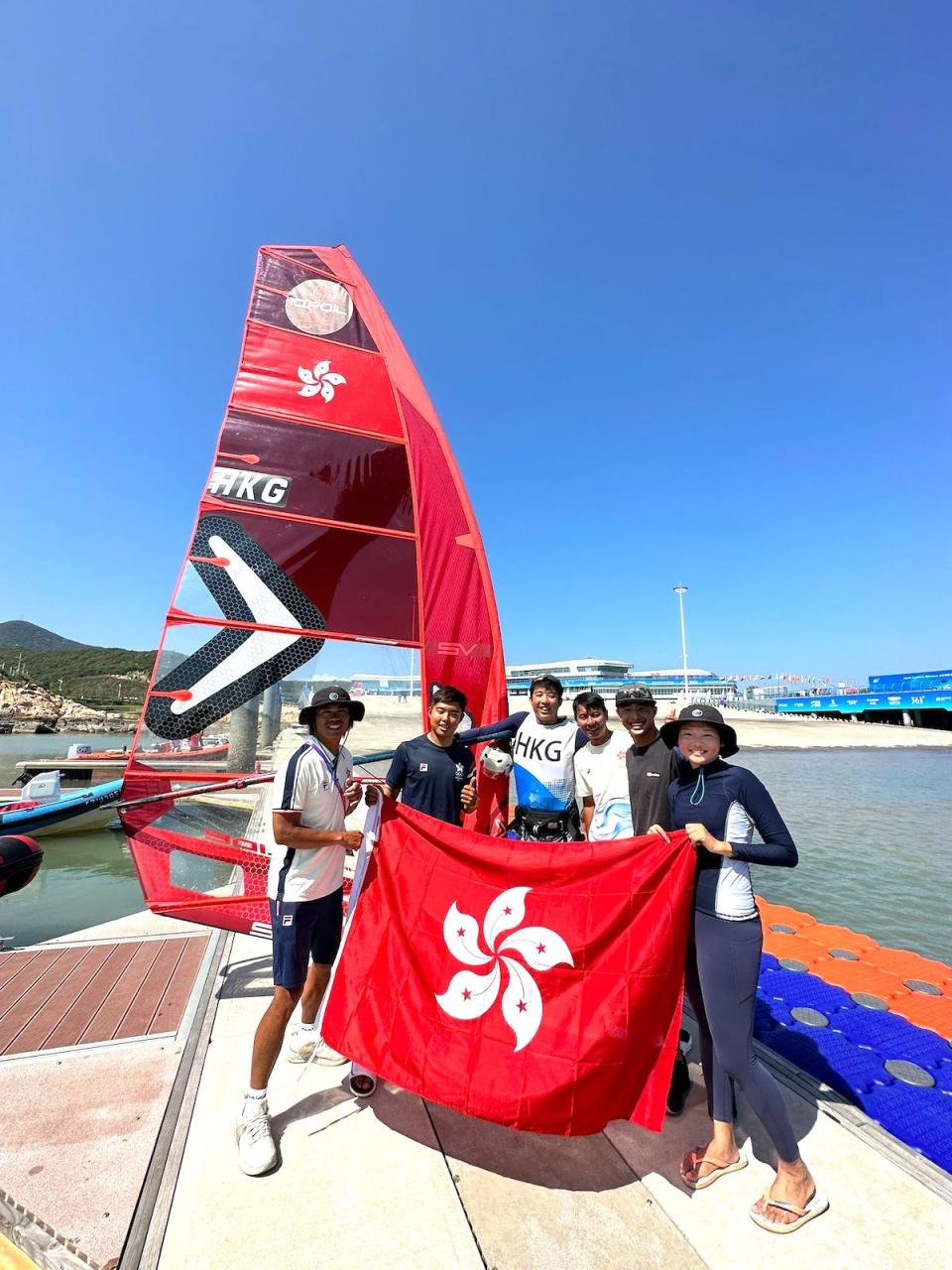 總教練陳敬然（左）帶領「風之隊」獲佳績（圖：中國香港滑浪風帆會）