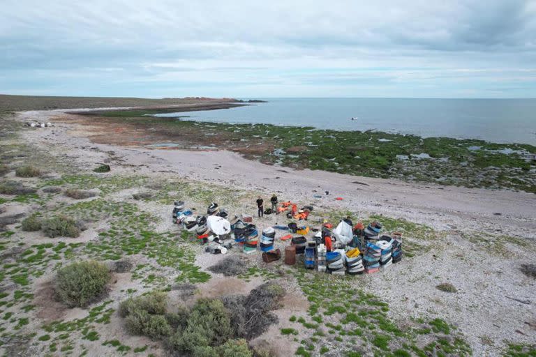 La basura acumulada en la Isla Tovita, tras una limpieza organizada por Lange, hace años espera ser retirada