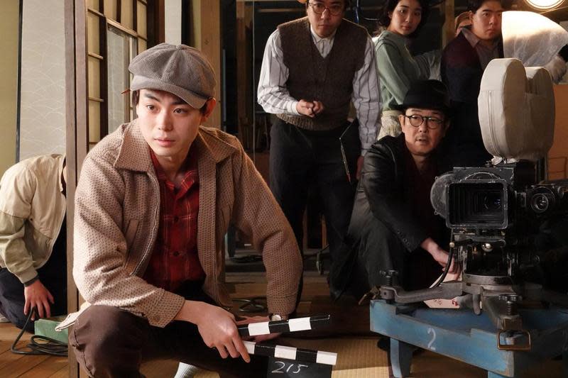 菅田將暉（左）在電影《電影之神》中飾演在片廠工作的助理導演阿鄉，深受劇組喜愛。（采昌國際多媒體提供）