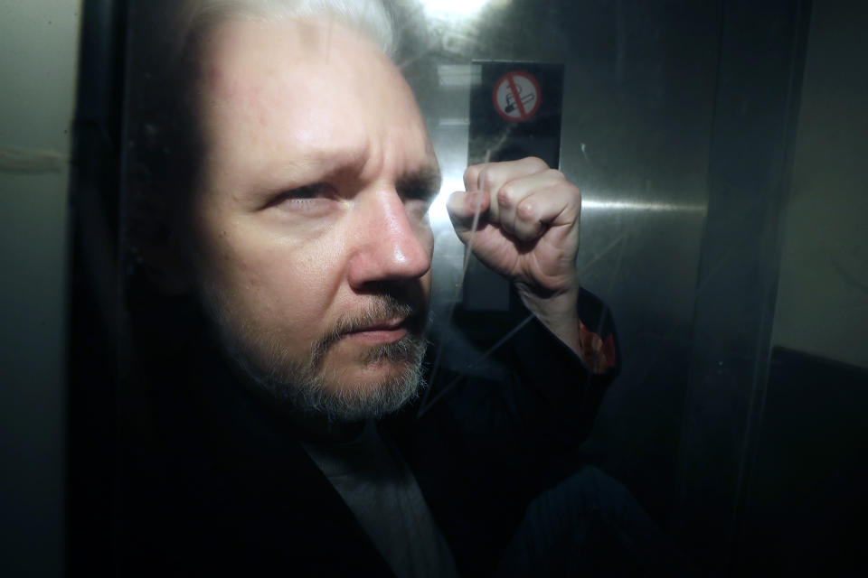 ARCHIVO - El fundador de WikiLeaks Julian Assange, es trasladado desde una corte donde compareció acusado de incumplir los términos de la fianza británica hace siete años, en Londres, el miércoles 1 de mayo de 2019. (AP Foto/Matt Dunham, Archivo)