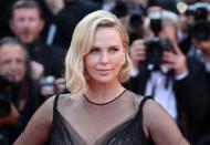 <p>Charlize Theron wurde in Südafrika geboren. Deswegen wird ihr Name auf Afrikaans ausgesprochen. Tscharleis Zeron heißt sie definitiv nicht. Korrekt klingt der Name lautmalerisch wie "Scharlies Sseren". (Bild: Chris Jackson/Getty Images)</p> 