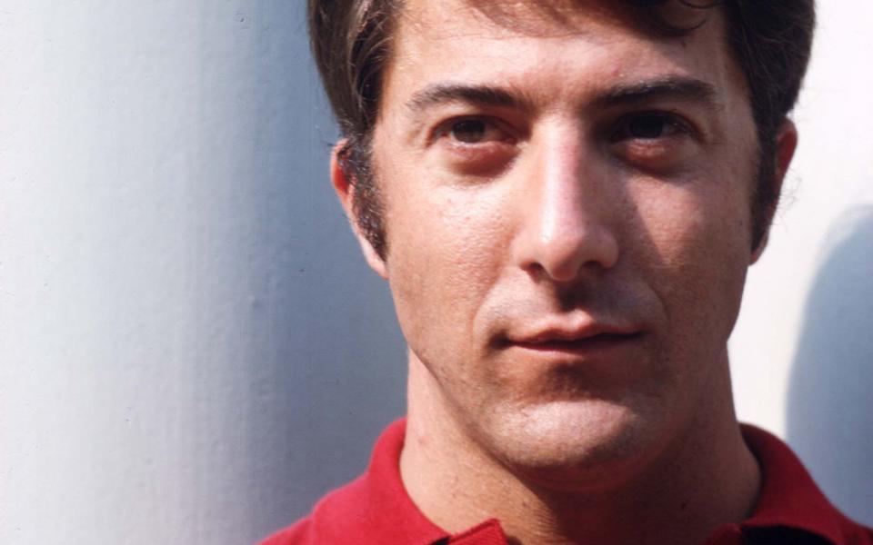 <p>Dustin Hoffman im Jahr 1967 - da stand er noch ziemlich am Anfang. 1961 und 1963 tauchte er für zwei Folgen in der TV-Serie "Gnandenlose Stadt" auf, sein Fokus lag in den frühen 60-ern aber noch auf dem Theater - schon 1961 gab er in "A Cook for Mr. General" sein Broadway-Debüt. In der Komödie "Der Tiger schlägt zurück" (1967) ergatterte er dann seine erste größere Filmrolle, kurz darauf folgte auch schon der erste ganz große Hit ... (Bild: Getty Images)</p> 