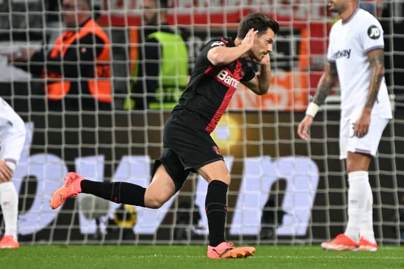 Leverkusen's Jonas Hofmann (L) celebrates scoring his side's first goal of the game during the UEFA Europa League quarter-final first leg soccer match between Bayer Leverkusen and West Ham United at BayArena. Federico Gambarini/dpa