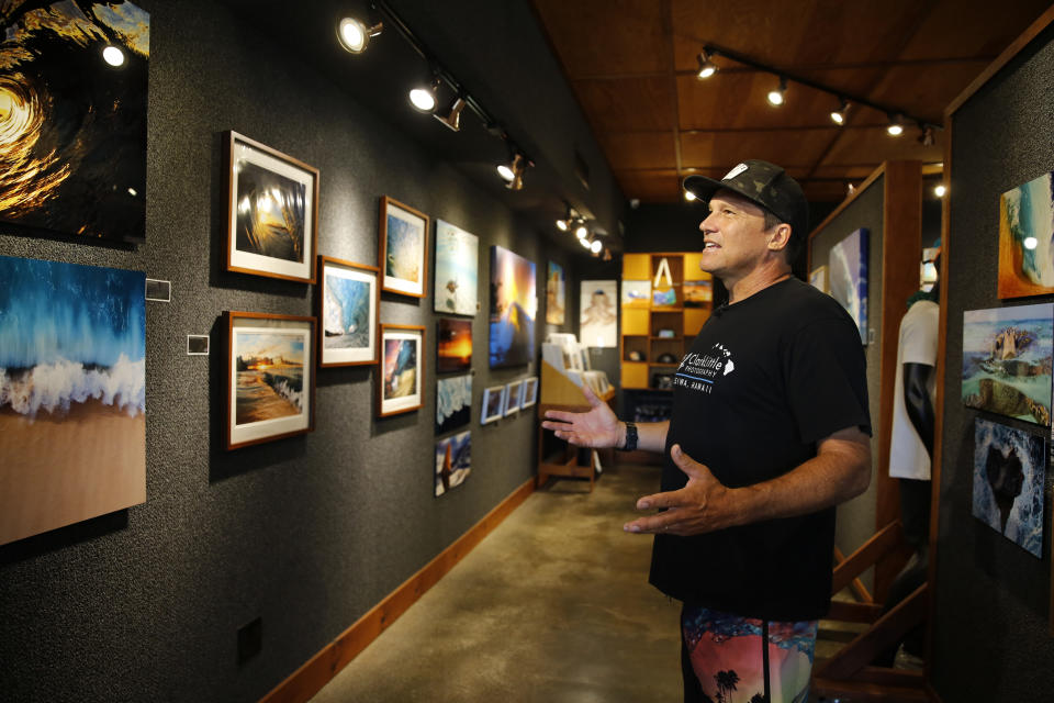 Clark Little un fotógrafo de olas de la costa norte de Oahu, durante una entrevista en su galería en Haleiwa, Hawaii, el 13 de mayo de 2022. (Foto AP/Caleb Jones)