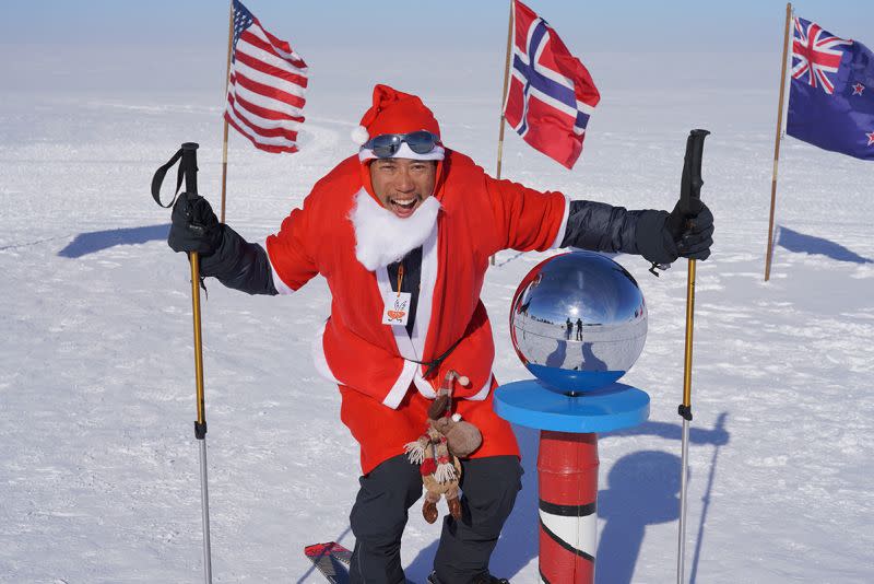 ▲抵達南極點陳彥博穿聖誕老公公裝慶祝。（圖／後場音像紀錄工作室提供）