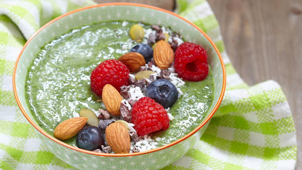 Green smoothie bowl featuring resveratrol-rich foods for weight loss