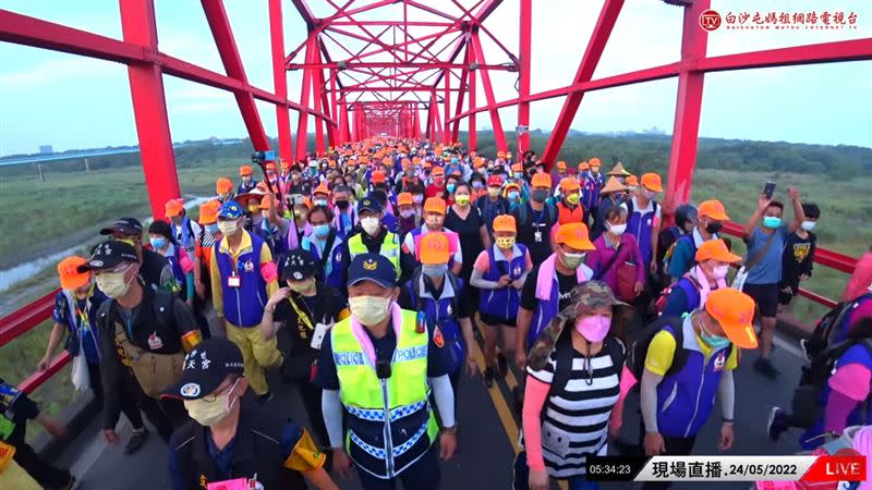 數萬名信眾跟隨「粉紅超跑」展開8天7夜長征，今早行經西螺大橋。（畫面來源：白沙屯媽祖網路電視台）