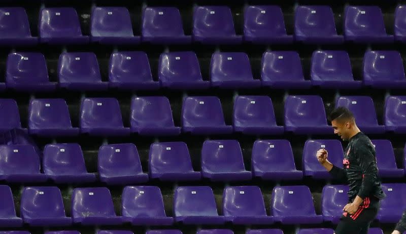 Foto del sábado del centrocampista del Real Madrid Casemiro celebrando tras marcarle al Real Valladolid por la liga española