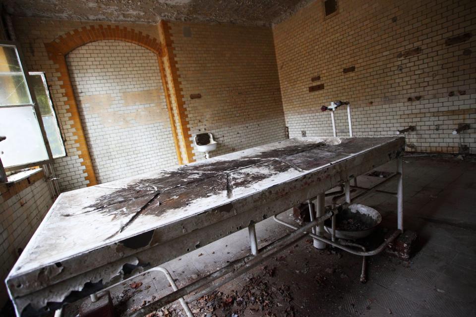 30 Photos of Abandoned Hospitals That'll Send Chills Down Your Spine