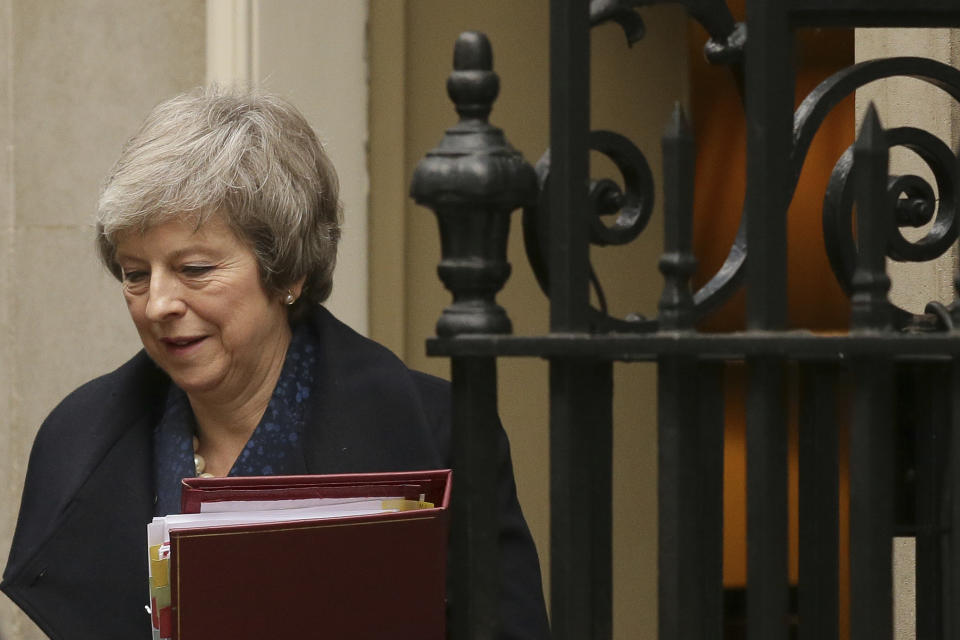 Theresa May auf dem Weg zum Parlament (Bild: AP Photo/Tim Ireland)