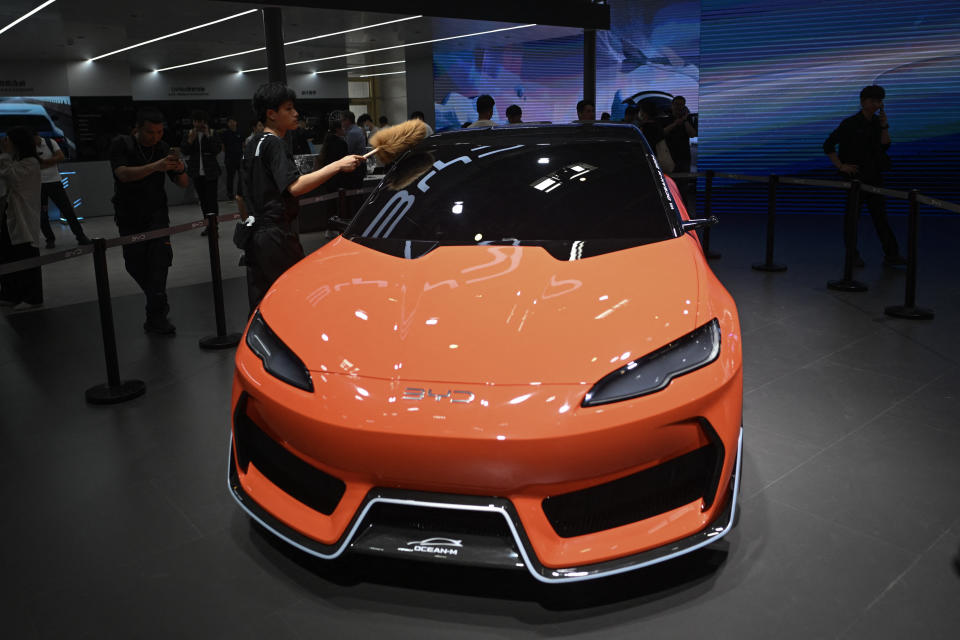 Un automóvil eléctrico BYD Ocean-M se exhibe en el Salón del Automóvil de Beijing en Beijing el 25 de abril de 2024. Foto: AFP