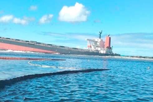 A containment boom collecting oil leaking from the MV Wakashio (AP)