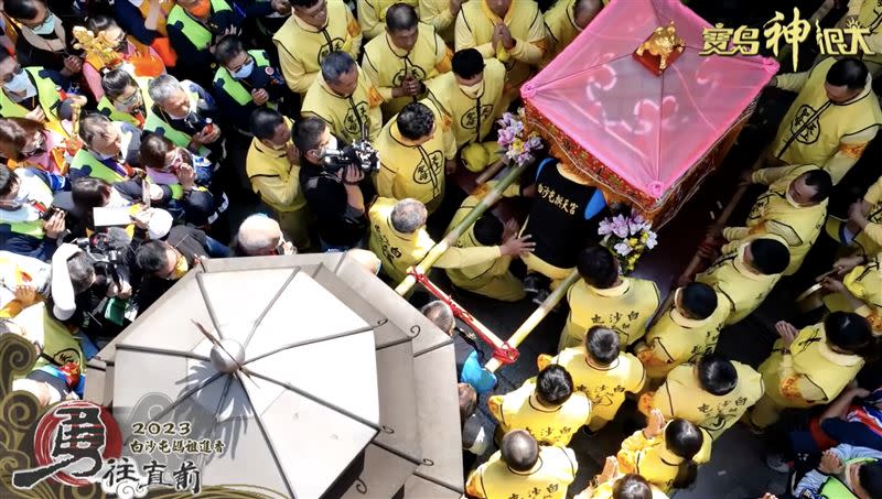 白沙屯媽祖粉紅超跑抵達北港朝天宮，準備迎出媽祖神尊。（圖／寶島神很大）