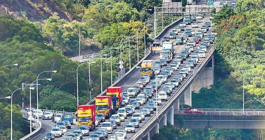 端午連假首日，國道多路段從早塞到晚。（示意圖／報系資料照）