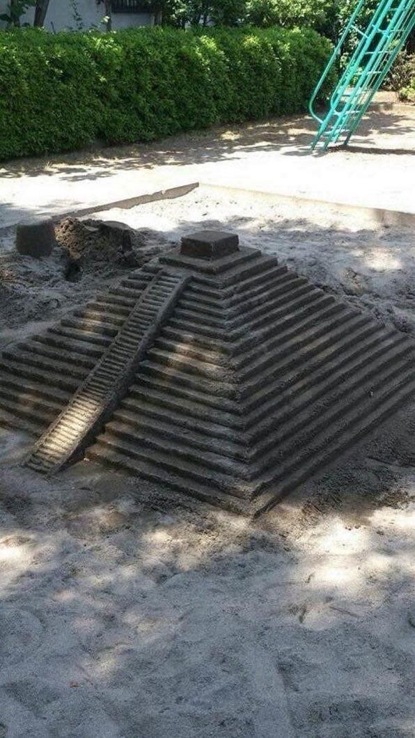 日本網友在公園內發現1座逼真的「沙雕金字塔」。（圖／翻攝自推特）