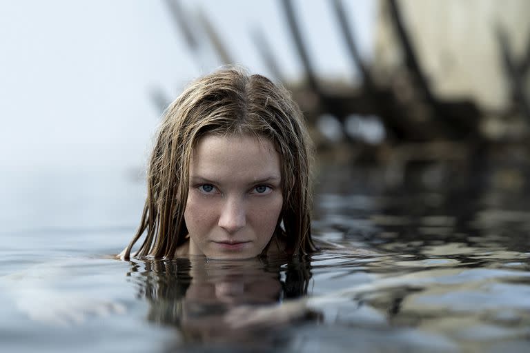 Los anillos del poder permite trazar un interesante arco narrativo para su heroína, Galadriel (aquí interpretada por Morfydd Clark y antes por Cate Blanchett) que permite adivinar por qué la sabia reina elfa de las películas cedió por un momento a la tentación del anillo e imaginar lo que sería gobernar toda la Tierra Media con su enorme poder