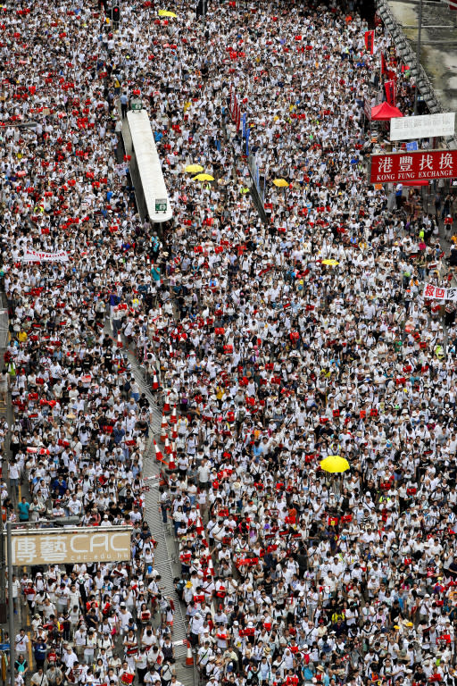 6月9日反修例白衣大遊行，民陣指有103萬人參加。美聯社照片