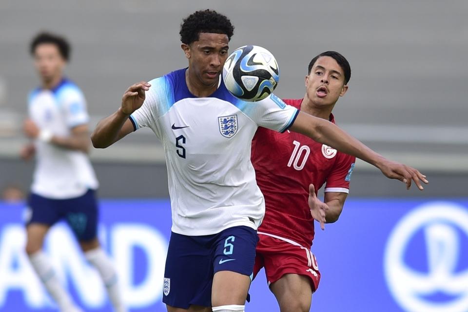 Bashir Humphreys de Inglaterra, a la izquierda, y Chaim El Djebali de Túnez disputan la pelota durante un partido del Grupo E del Mundial Sub20 en el estadio Diego Maradona de La Plata, Argentina, lunes 22 de mayo, 2023. (AP Foto/Gustavo Garello)