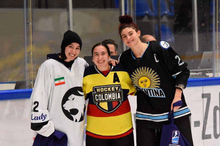 La argentina Iara Haiek fue premiada como la mejor delantera del torneo; posa junto a chicas de Irán y Colombia, sus adversarios en la semifinal y la final, respectivamente.