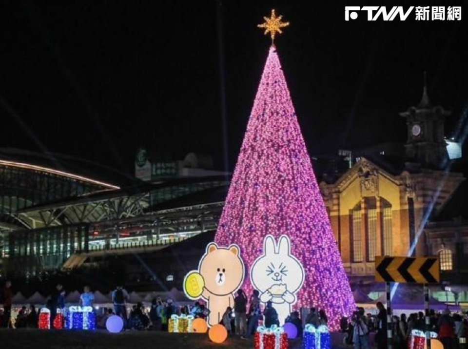 台中今年請來重磅明星LINE FRIENDS，在舊台中火車站前，搭起達16公尺高的粉紅聖誕樹。（圖／漾台中臉書）