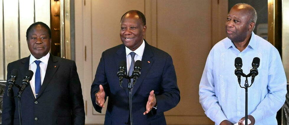 Les anciens présidents Henri Konan Bédié (à gauche) et Laurent Gbagbo (à droite) aux côtés d'Alassane Ouattara, l'actuel chef de l'État ivoirien, lors d'une déclaration à la presse après leurs retrouvailles, le 14 juillet 2022.   - Credit:ISSOUF SANOGO / AFP