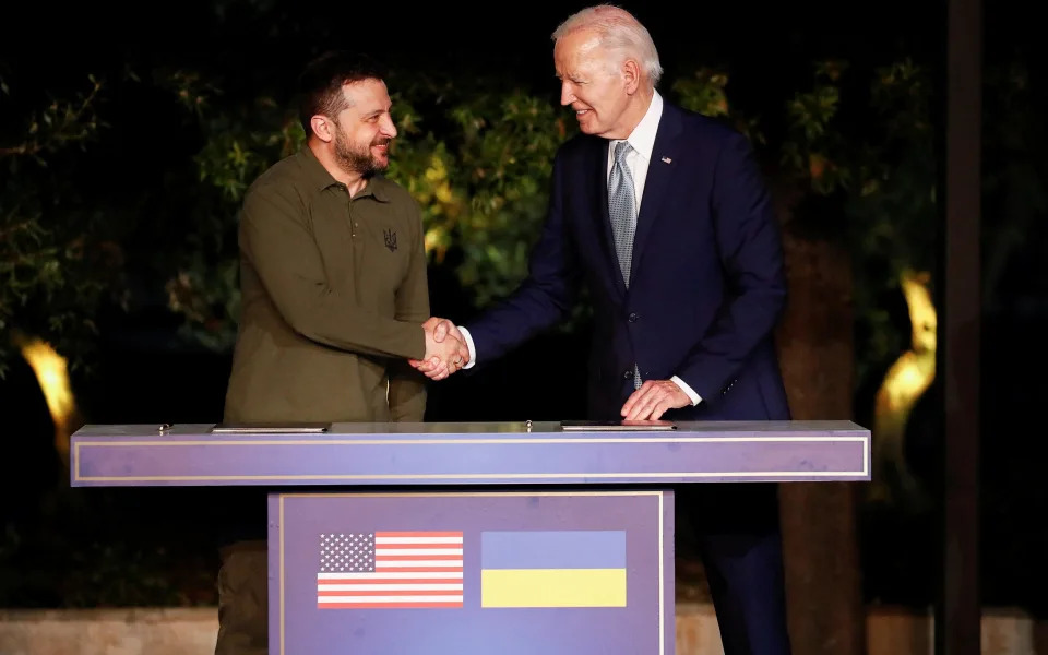 Joe Biden và Volodymyr Zelensky bắt tay nhau tại cuộc họp báo chung bên lề hội nghị thượng đỉnh G7