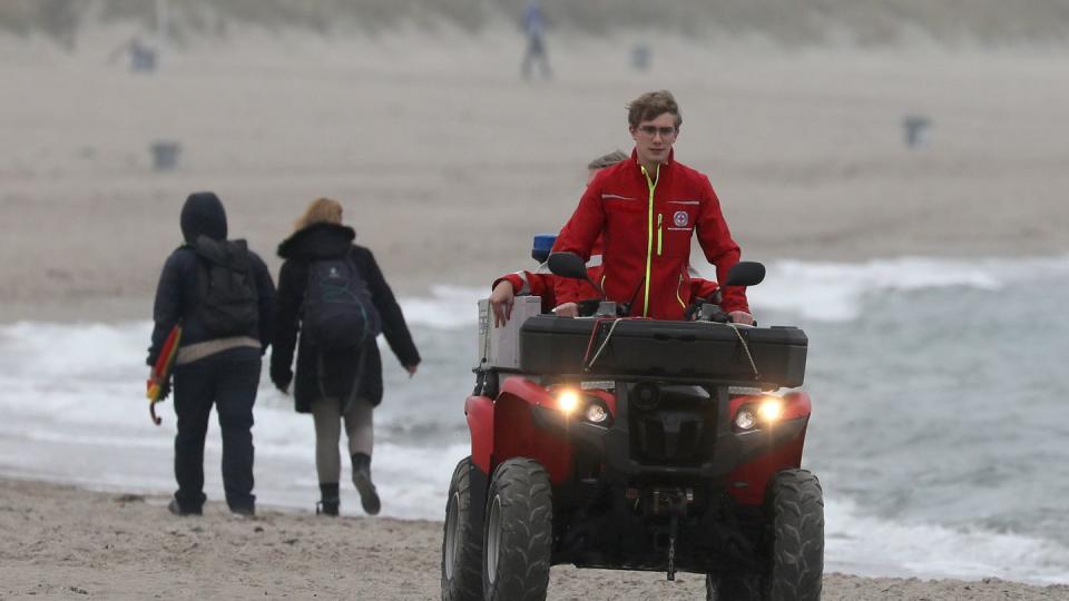 Die Rettungsschwimmer der DRK Wasserwacht Rostock starten haben den Wachdienst der diesjährigen Badesaison wieder aufgenommen.