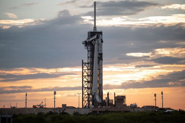 <p>La fusée Falcon 9 de SpaceX, avec tout en haut, la capsule Dragon dans laquelle Thomas Pesquet et son équipage vont voyager en direction de la Station spatiale internationale (ISS).</p>