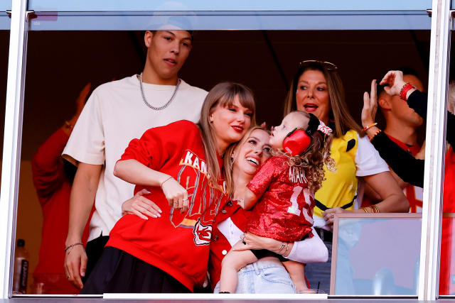 Taylor Swift, Brittany Mahomes show off handshake celebration after Chiefs  touchdown 