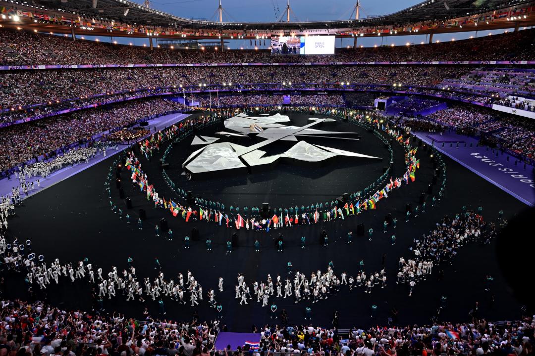 Los atletas entran al estadio en la ceremonia de clausura de París 2024  (MIGUEL MEDINA/AFP via Getty Images)