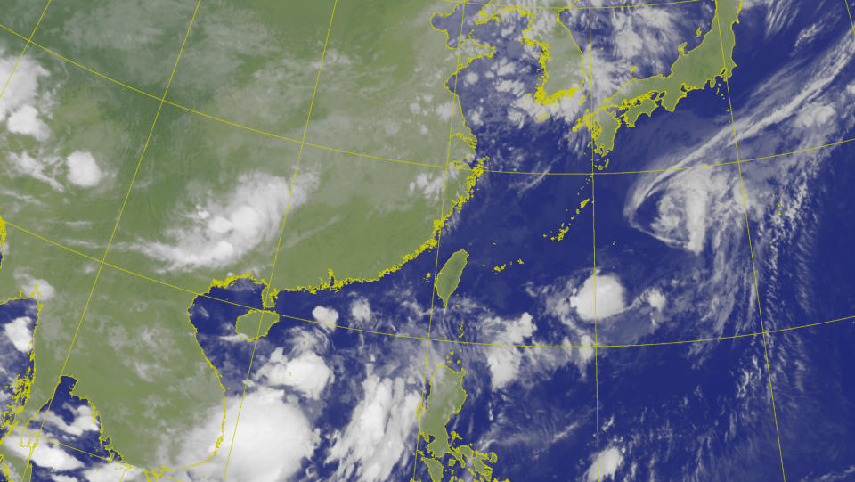 今（30日）南方雲系北移，中南部及東南部地區仍有局部短暫陣雨或雷雨，其他地區為多雲，午後有局部短暫雷陣雨，各地山區並有局部大雨發生的機率。（圖取自中央氣象署網站）