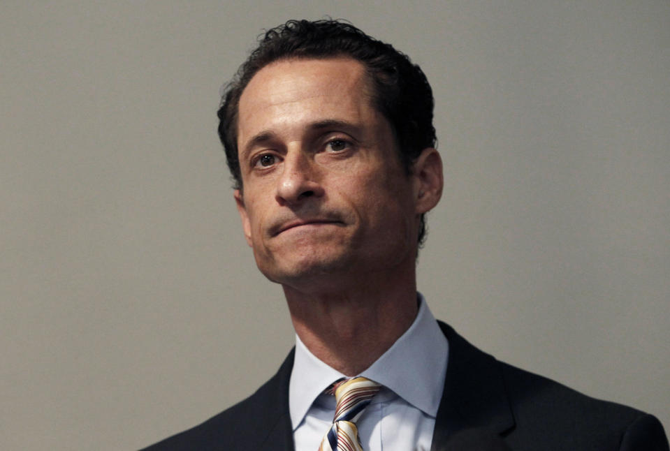 <b>Anthony Weiner</b><br><br>Représentant démocrate de l’État de New York, Anthony Weiner reconnait le 6 juin lors d’une conférence de presse, à moitié en sanglots, qu’il a bien envoyé des photos de lui en caleçon via Twitter à des femmes rencontrées en ligne. Après s’être dit dans un premier temps victime de piratage, il se devait de rétablir la vérité. Dix jours plus tard, il annonce à Nancy Pelosi, la chef du groupe démocrate à la Chambre des représentants, son intention de démissionner.