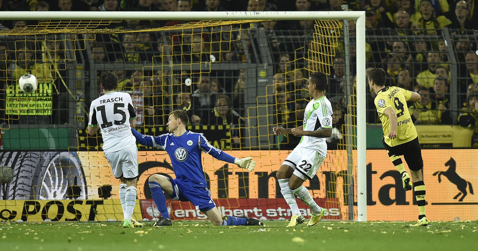 Dortmund's Robert Lewandowski of Poland, right, scores his side's second goal during the semifinal match of the German soccer cup between Borussia Dortmund and VfL Wolfsburg in Dortmund , Germany, Tuesday, April 15, 2014. (AP Photo/Martin Meissner)