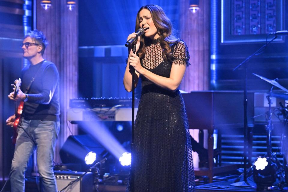 THE TONIGHT SHOW STARRING JIMMY FALLON -- Episode 1650 -- Pictured: Musical guest Mandy Moore performs on Tuesday, May 10, 2022 -- (Photo by: Todd Owyoung/NBC/NBCU Photo Bank via Getty Images)